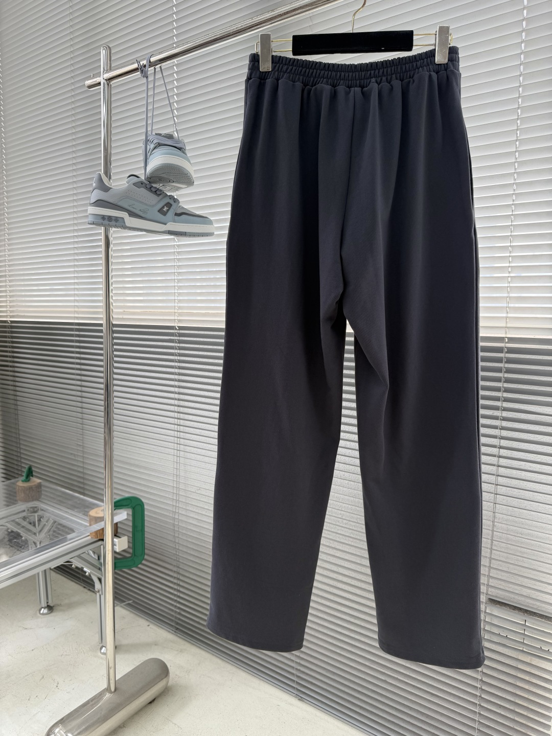 -Balenciag cursive 刺绣长裤 定制重磅云柔棉 质感卓越 舒适贴肤 以复古而奢华的炭墨洗