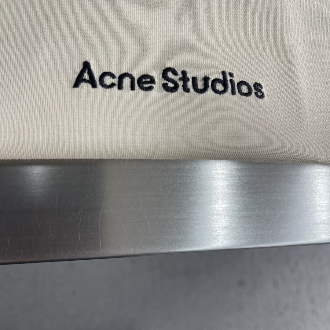 -Acne Studios 手写 徽标T恤 ，Acne Studios这款26新款手写徽标T恤，将北欧极