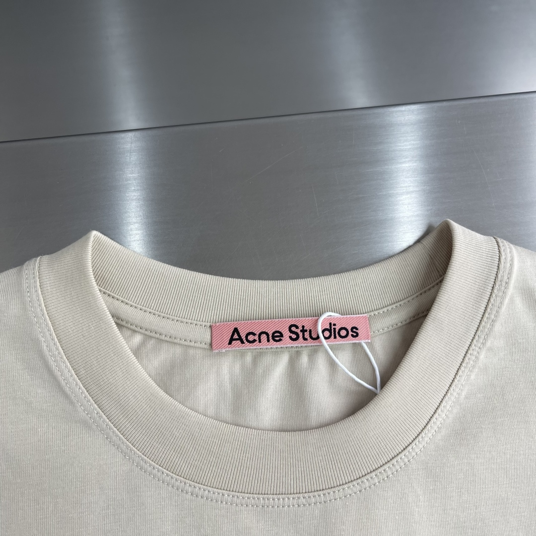 -Acne Studios 手写 徽标T恤 ，Acne Studios这款26新款手写徽标T恤，将北欧极