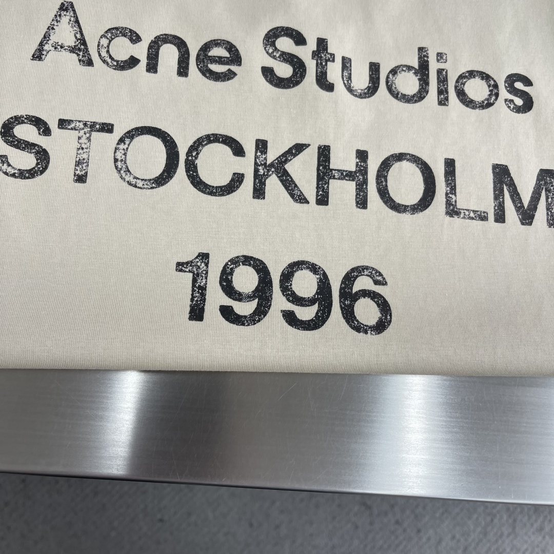 -Acne Studios 手写 徽标T恤 ，Acne Studios这款26新款手写徽标T恤，将北欧极