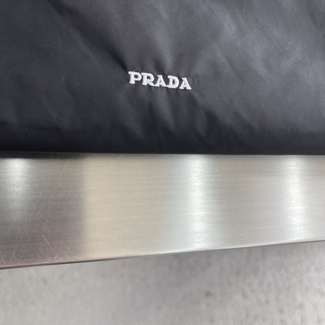 -PRAD 新款衬衫，这款黑色宽松长袖衬衫，轻薄透气，春夏穿超舒服!简约翻领+单侧胸袋，低调又有细节感。