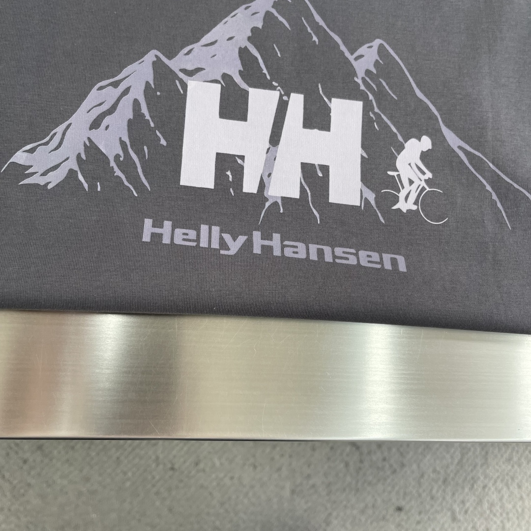 -HELLY HANSEN/HH海丽汉森26夏LOGO山脉图案短袖T恤基础圆领设计！经典白搭，领口选用定
