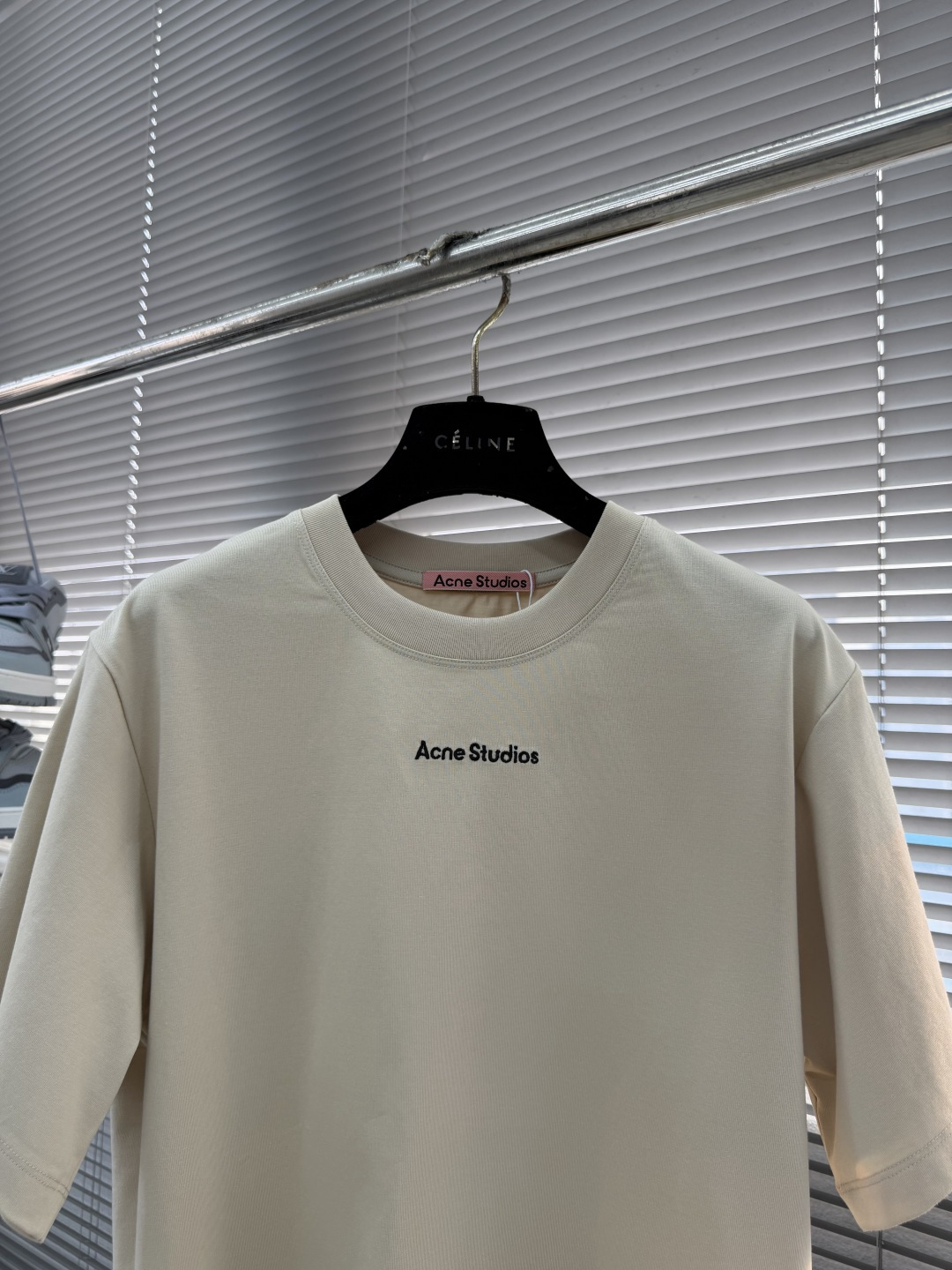 -Acne Studios 手写 徽标T恤 ，Acne Studios这款26新款手写徽标T恤，将北欧极