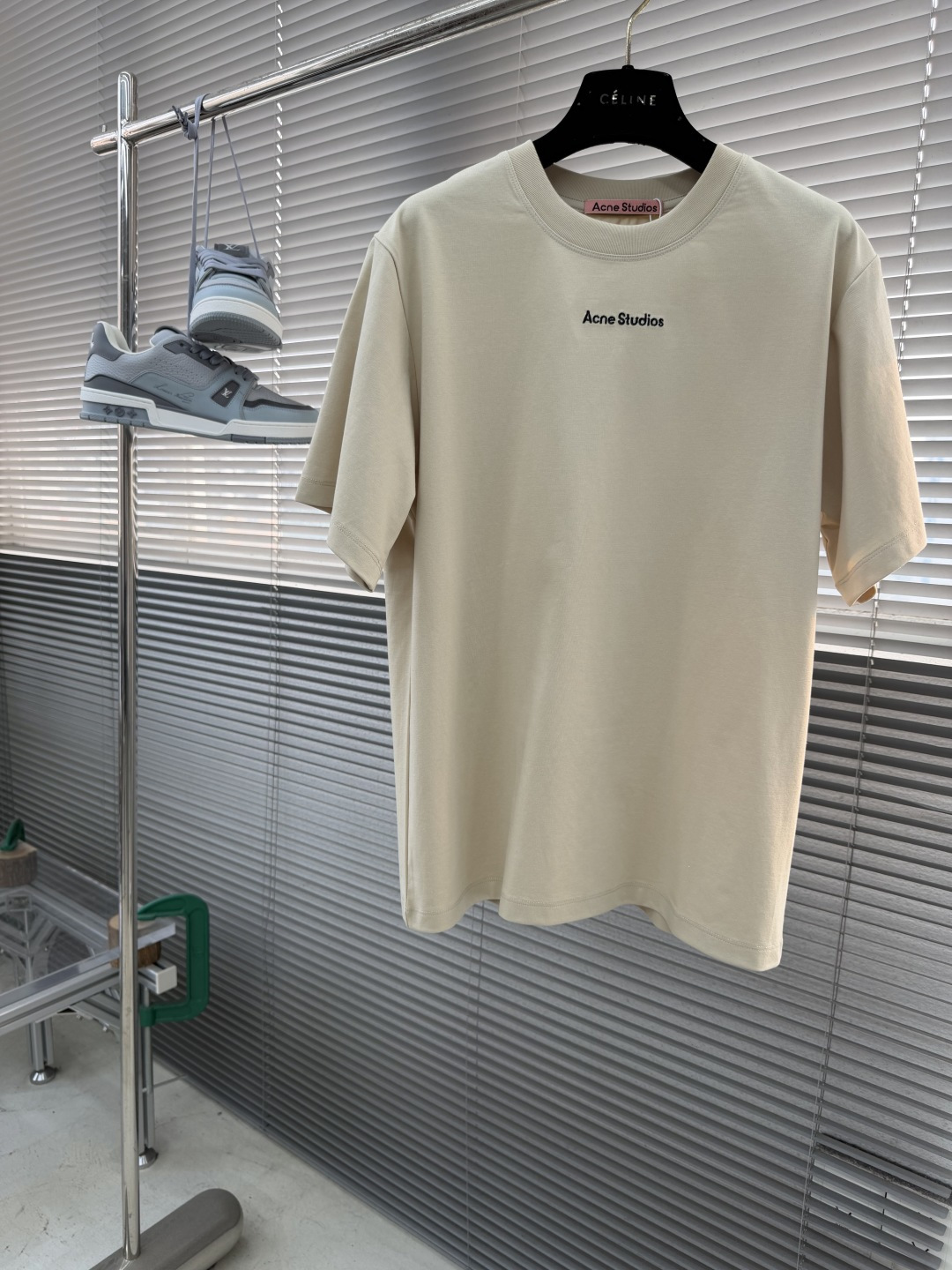 -Acne Studios 手写 徽标T恤 ，Acne Studios这款26新款手写徽标T恤，将北欧极