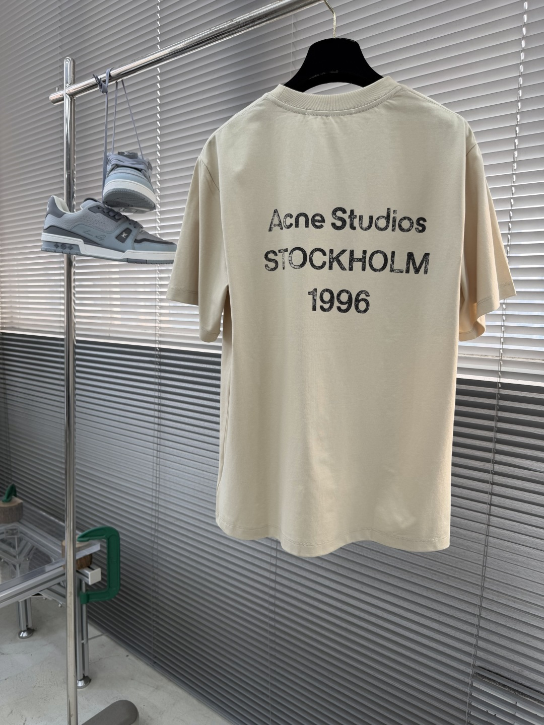 -Acne Studios 手写 徽标T恤 ，Acne Studios这款26新款手写徽标T恤，将北欧极