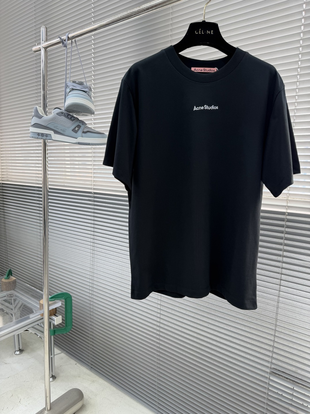 -Acne Studios 手写 徽标T恤 ，Acne Studios这款26新款手写徽标T恤，将北欧极