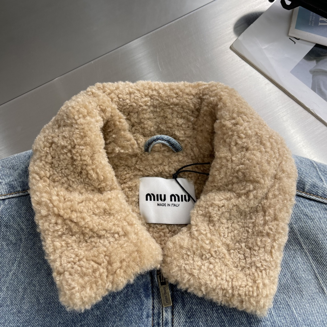-miumiu 新款口袋牛仔夹克采用100%棉斜纹牛仔布，经过酵素水洗+炒雪花工艺处理，呈现出复古做旧的