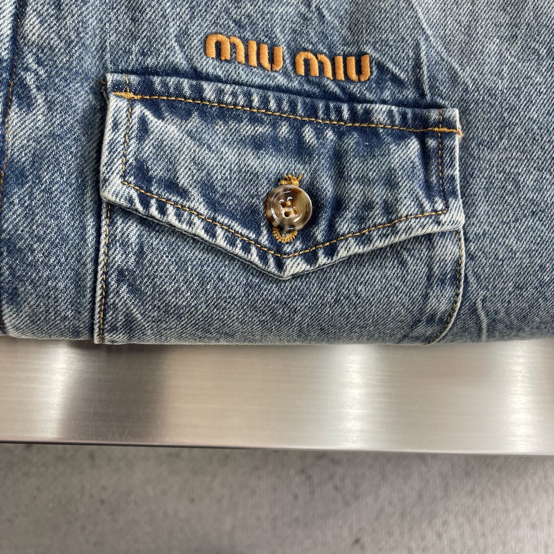 -miumiu 新款口袋牛仔夹克采用100%棉斜纹牛仔布，经过酵素水洗+炒雪花工艺处理，呈现出复古做旧的