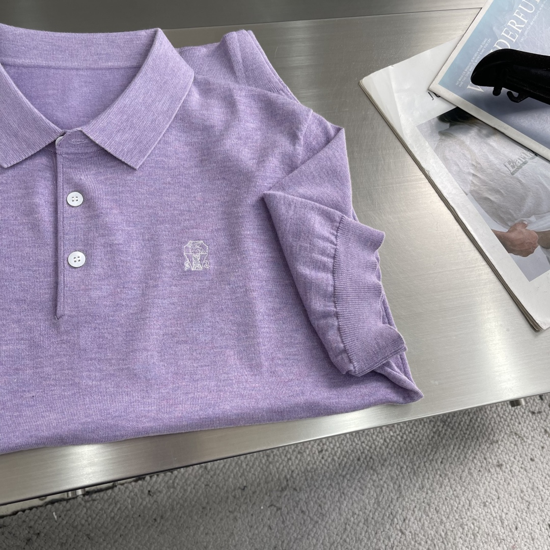 -bc 新款针织Polo衫。这款翻领针织Polo衫柔软舒适，修身剪裁，三粒扣设计+左胸品牌刺绣，细节满分