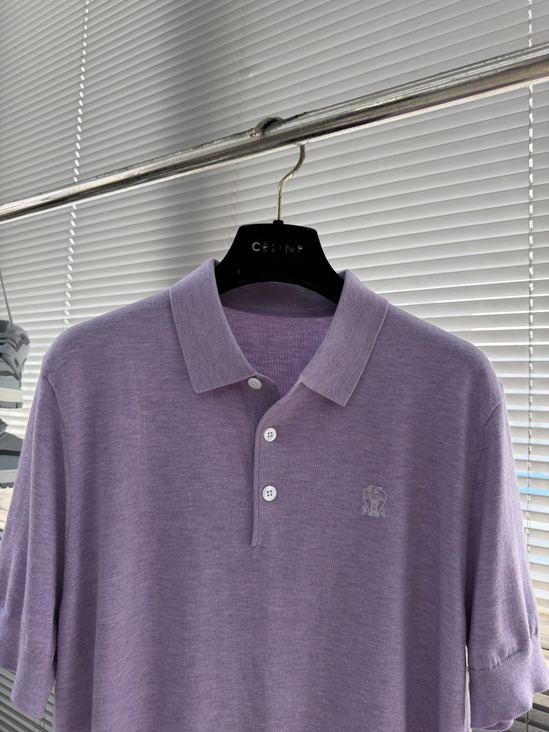 -bc 新款针织Polo衫。这款翻领针织Polo衫柔软舒适，修身剪裁，三粒扣设计+左胸品牌刺绣，细节满分