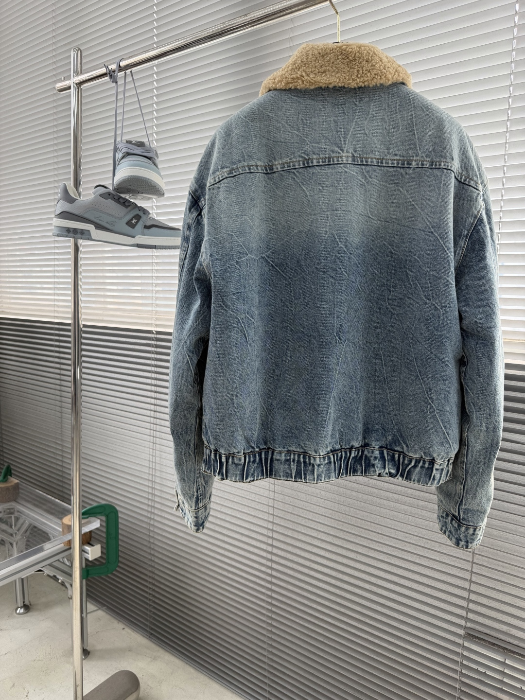 -miumiu 新款口袋牛仔夹克采用100%棉斜纹牛仔布，经过酵素水洗+炒雪花工艺处理，呈现出复古做旧的