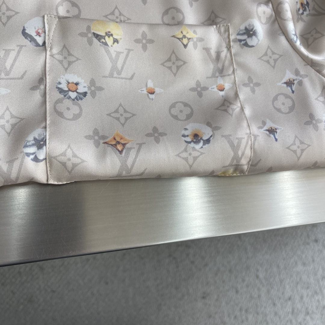 -驴牌 满印度假短袖衬衣1V经典老花×小雏菊碰撞，温柔又酷飒的夏日氛围感单品！深棕色底色上点缀着1V经典