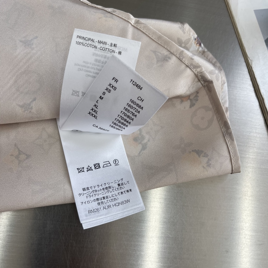 -驴牌 满印度假短袖衬衣1V经典老花×小雏菊碰撞，温柔又酷飒的夏日氛围感单品！深棕色底色上点缀着1V经典