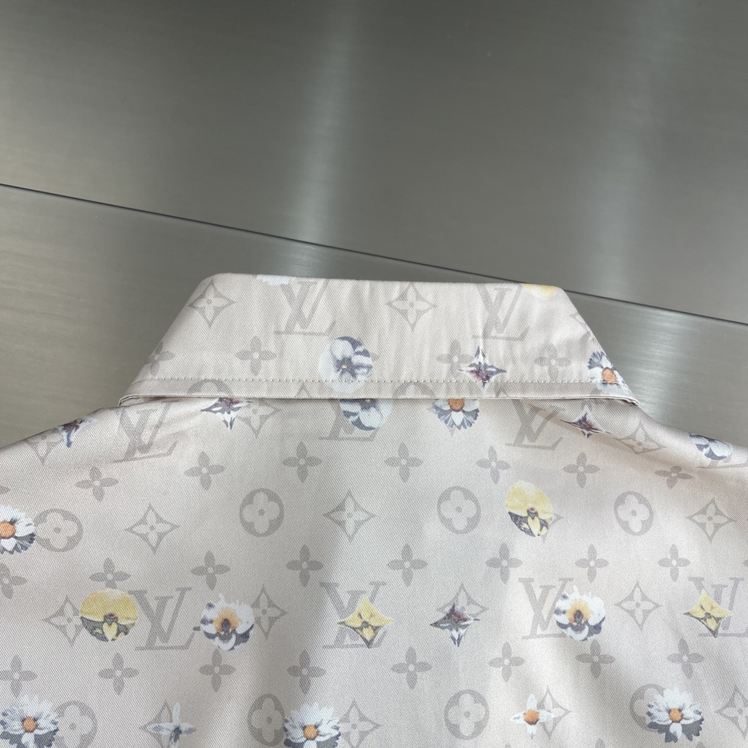 -驴牌 满印度假短袖衬衣1V经典老花×小雏菊碰撞，温柔又酷飒的夏日氛围感单品！深棕色底色上点缀着1V经典