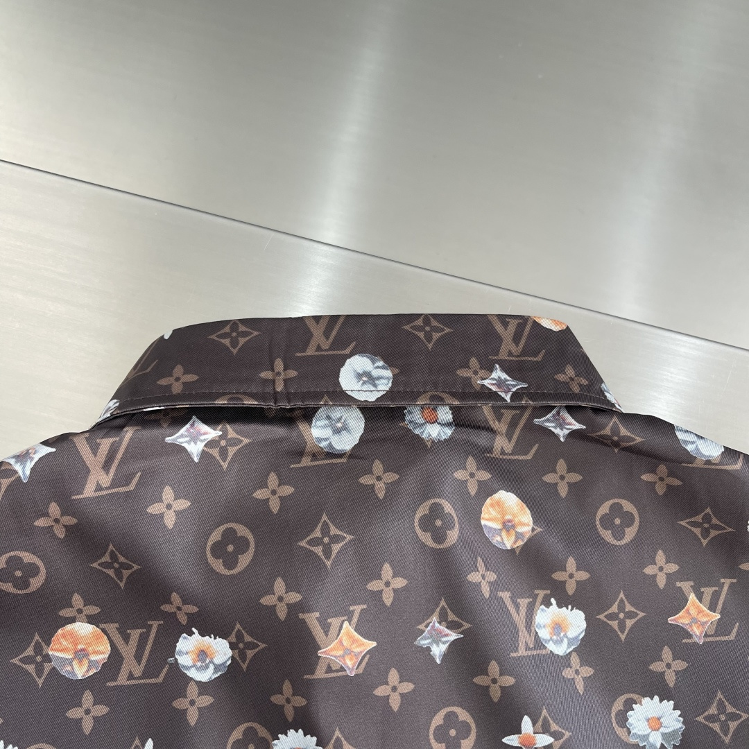 -驴牌 满印度假短袖衬衣1V经典老花×小雏菊碰撞，温柔又酷飒的夏日氛围感单品！深棕色底色上点缀着1V经典