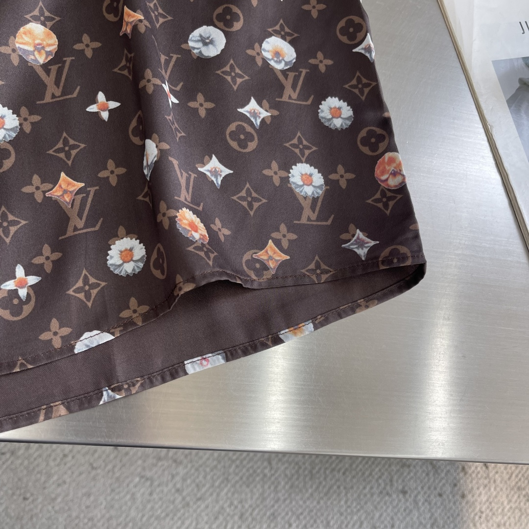 -驴牌 满印度假短袖衬衣1V经典老花×小雏菊碰撞，温柔又酷飒的夏日氛围感单品！深棕色底色上点缀着1V经典