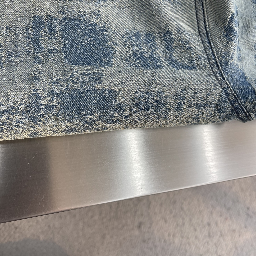 -驴牌 标识牛仔短袖衬衫定制渐变重磅丹宁牛仔料 质感上乘 舒适贴肤 以深蓝到青蓝的微妙渐变为基调 蓝面与