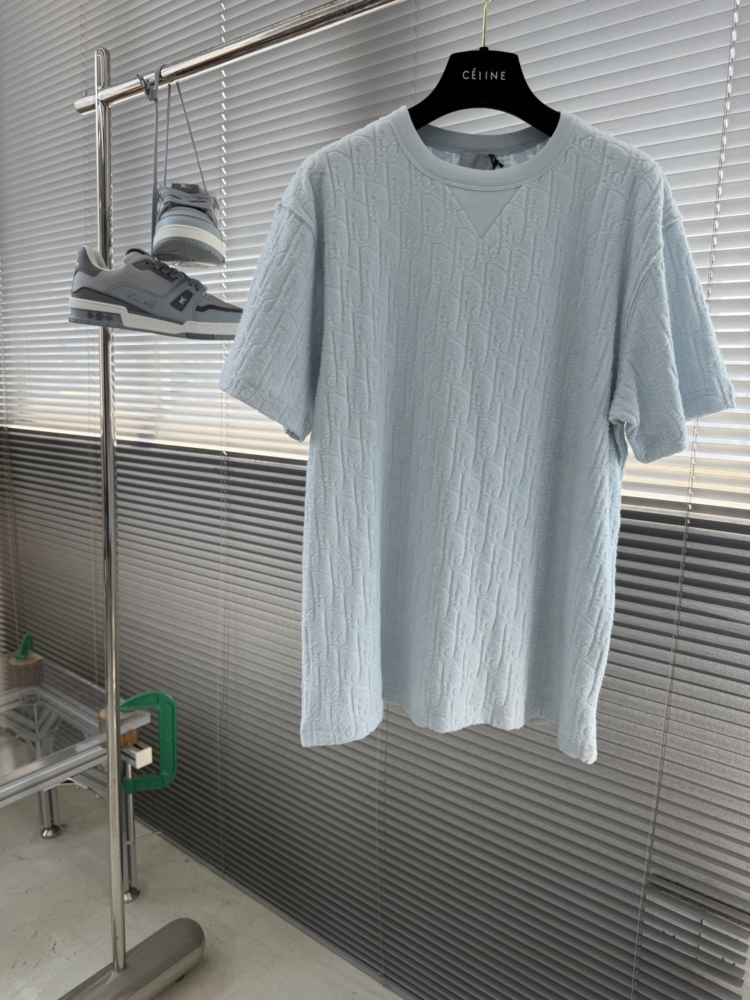 NO:914299,Tops Shorts - Dio's new light blue cotton terry fabric T-shirt is decorated with tonal jacquard patterns, paying tribute to the classic Oblique print. Ribbed round neck with V-shaped details to create a casual effect. Loose fit, can be paired with jeans or sports pants to enhance the style. Size S.M.L.XL Length 70727375 Bust 106114118  Shoulder width 53555759,,dior,shorts,jeans,19860909上衣 短裤 -Dio新款浅蓝色棉质毛圈面料 T 恤饰以同色调提花图案,致敬经典的 Oblique 印花.罗纹圆领搭配 V 形细节,打造休闲效果.宽松版型,可与牛仔裤或运动长裤搭配,提升格调. 码数S.M.L.XL 衣长70727375 胸围 106114118 肩宽53555759,,dior,shorts,jeans,,Men's clothing