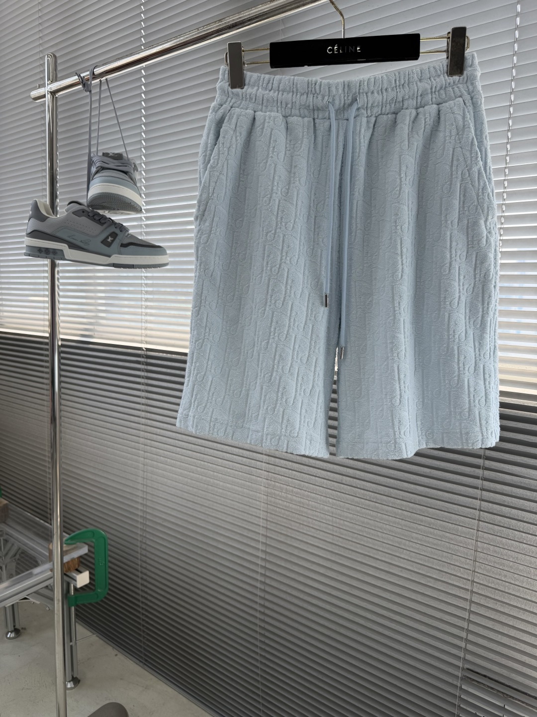 NO:914297,Tops Shorts - Dio's new light blue cotton terry shorts are decorated with tonal jacquard patterns to pay tribute to the classic Oblique print. Create a casual effect. Loose fit, can be matched with the same T-shirt to enhance the style. Size S.M.L.19860909上衣 短裤 -Dio新款浅蓝色棉质毛圈面料短裤饰以同色调提花图案,致敬经典的 Oblique 印花.打造休闲效果.宽松版型,可与同款T恤搭配,提升格调. 码数S.M.L.XL 裤长53545556 腰围80848892 臀围104112116,,dior,shorts,tees，t-shirt,,Men's clothing