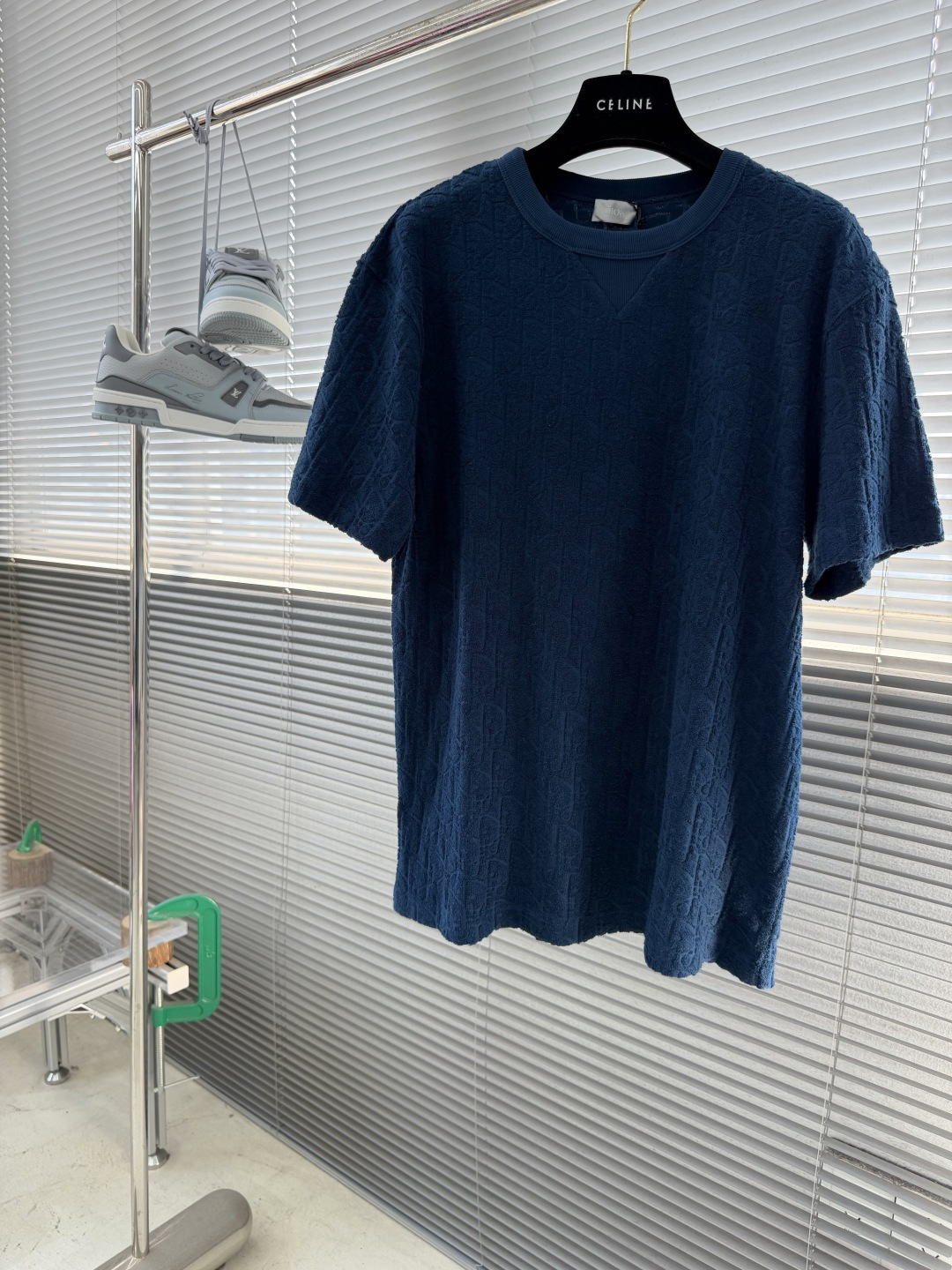 NO:914295,Tops Shorts - Dio's new light blue cotton terry fabric T-shirt is decorated with tonal jacquard patterns, paying tribute to the classic Oblique print. Ribbed round neck with V-shaped details to create a casual effect. Loose fit, can be paired with jeans or sports pants to enhance the style. Size S.M.L.XL Length 70727375 Bust 106114118  Shoulder width 53555759,,dior,shorts,jeans,19860909上衣 短裤 -Dio新款浅蓝色棉质毛圈面料 T 恤饰以同色调提花图案,致敬经典的 Oblique 印花.罗纹圆领搭配 V 形细节,打造休闲效果.宽松版型,可与牛仔裤或运动长裤搭配,提升格调. 码数S.M.L.XL 衣长70727375 胸围 106114118 肩宽53555759,,dior,shorts,jeans,,Men's clothing