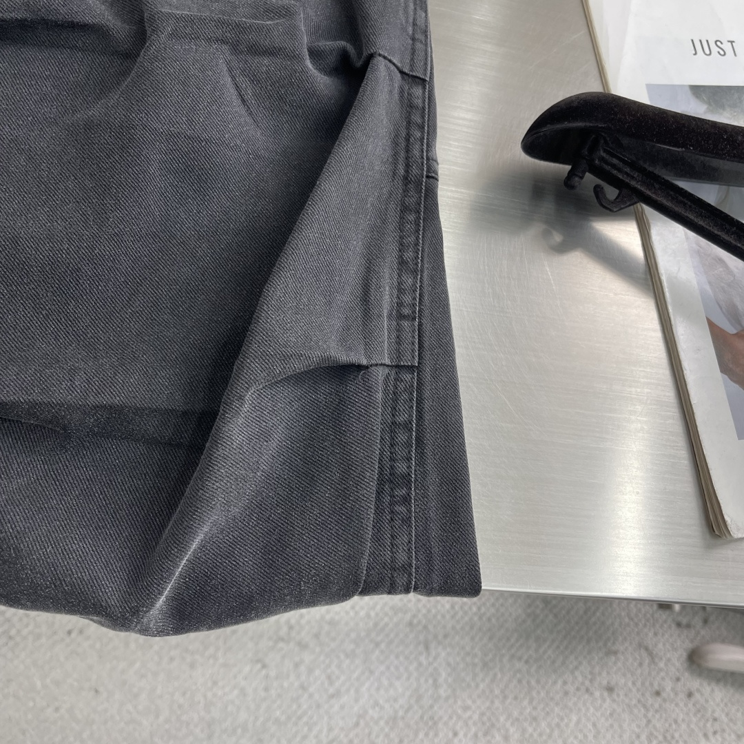 -Balenciag 26春夏新款工装裤，进口高定面料，宽松直筒版型，多口袋设计，腰部松紧抽绳 ，面料亲