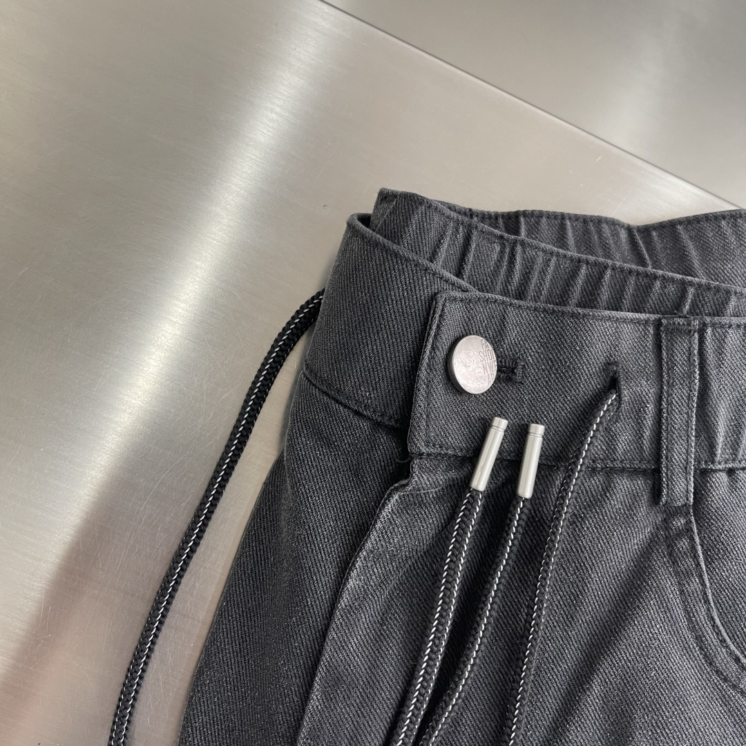 -Balenciag 26春夏新款工装裤，进口高定面料，宽松直筒版型，多口袋设计，腰部松紧抽绳 ，面料亲