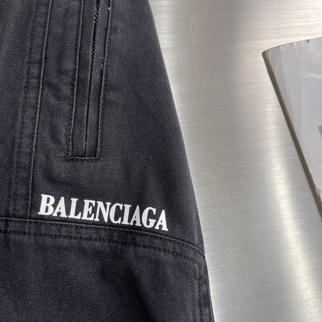 -Balenciag 26春夏新款工装裤，进口高定面料，宽松直筒版型，多口袋设计，腰部松紧抽绳 ，面料亲