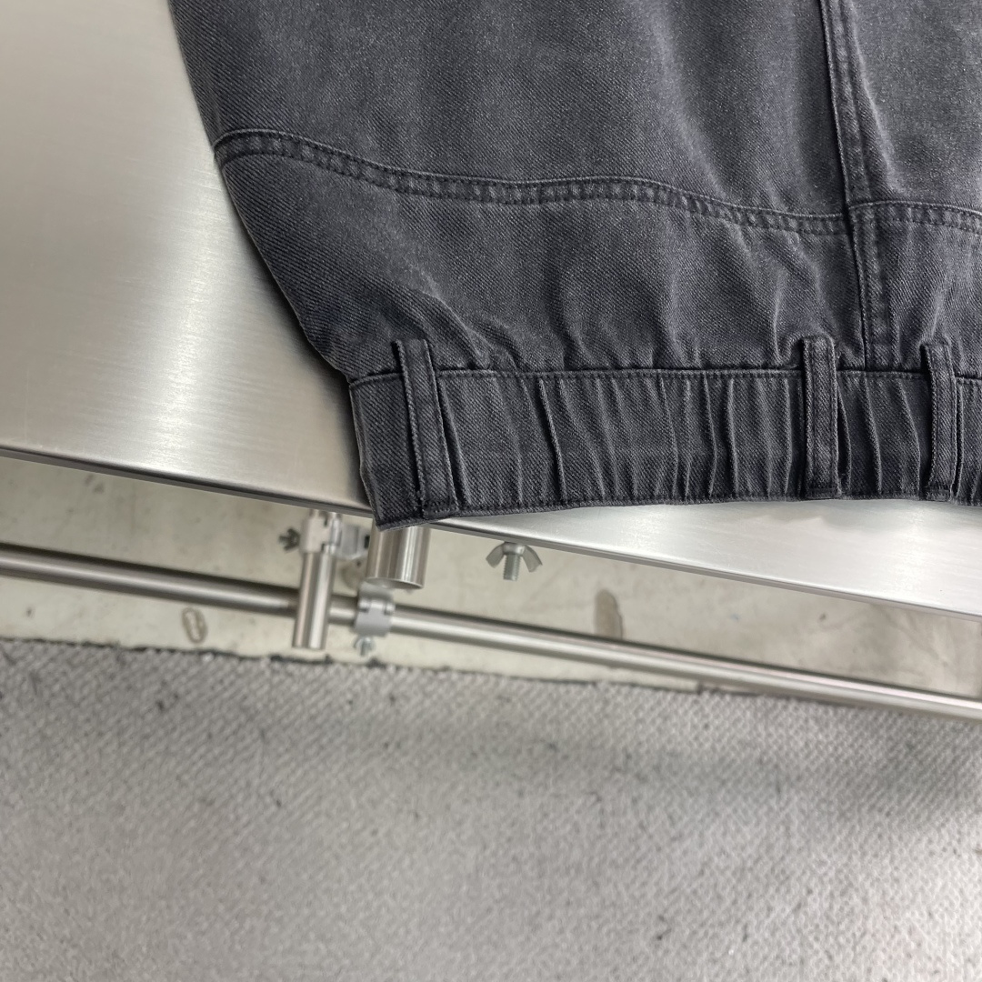 -Balenciag 26春夏新款工装裤，进口高定面料，宽松直筒版型，多口袋设计，腰部松紧抽绳 ，面料亲