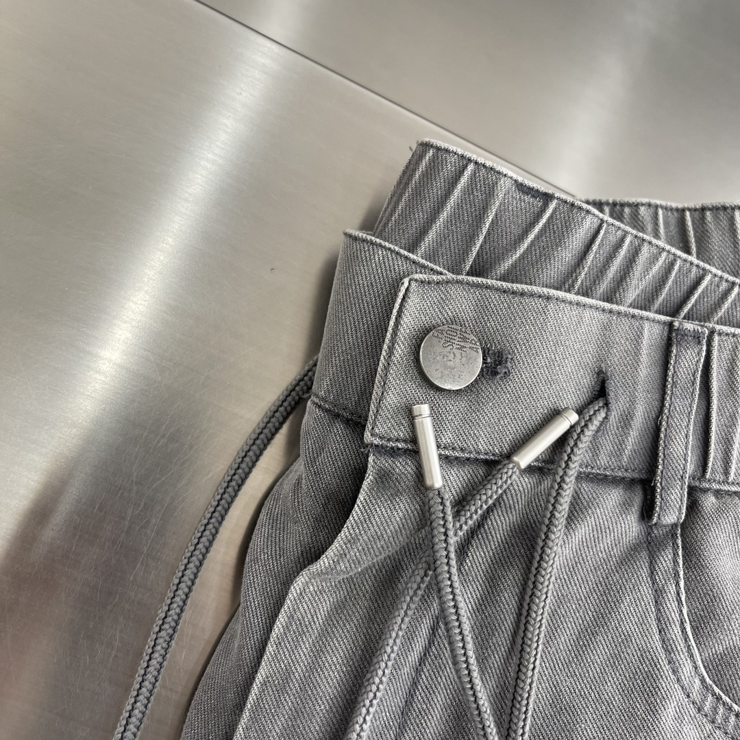 -Balenciag 26春夏新款工装裤，进口高定面料，宽松直筒版型，多口袋设计，腰部松紧抽绳 ，面料亲