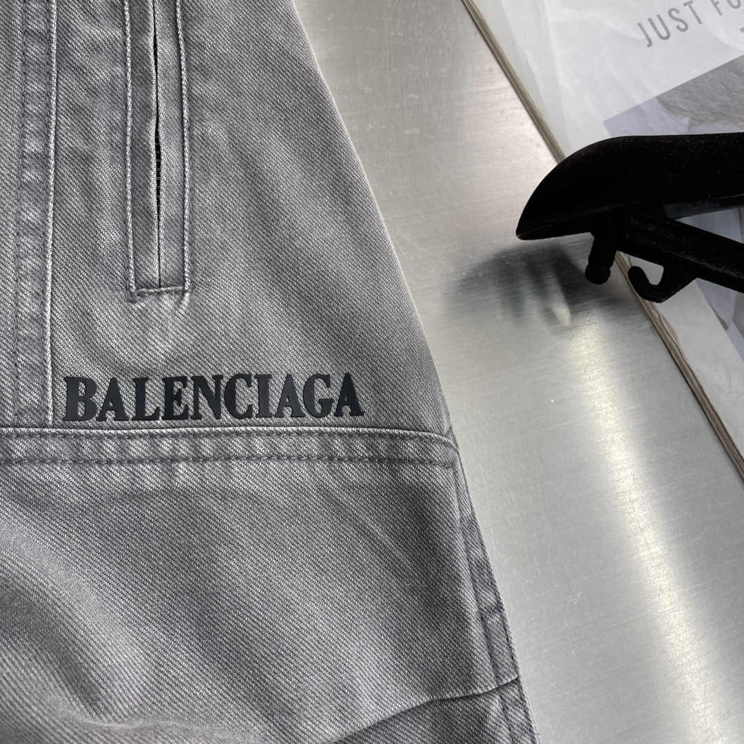 -Balenciag 26春夏新款工装裤，进口高定面料，宽松直筒版型，多口袋设计，腰部松紧抽绳 ，面料亲