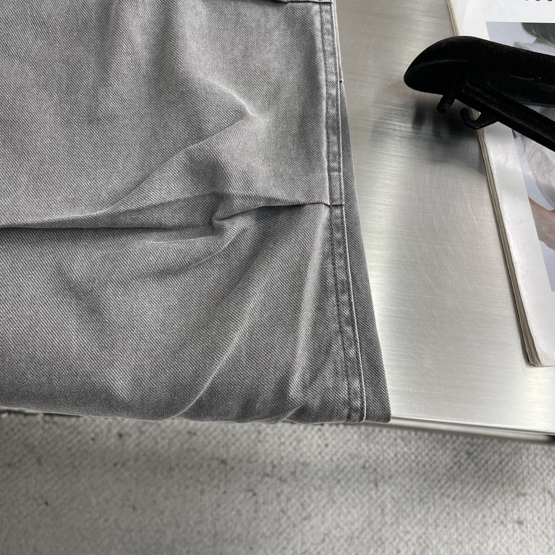 -Balenciag 26春夏新款工装裤，进口高定面料，宽松直筒版型，多口袋设计，腰部松紧抽绳 ，面料亲