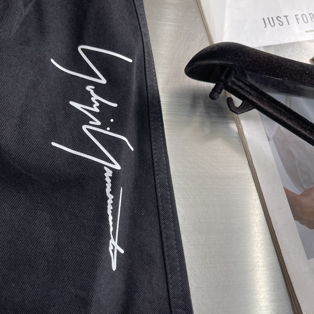 -Y-3 26春夏新款休闲裤，进口高定面料，logo签名细节拉满，宽松版型 抽绳松紧腰，面料舒服 穿很合