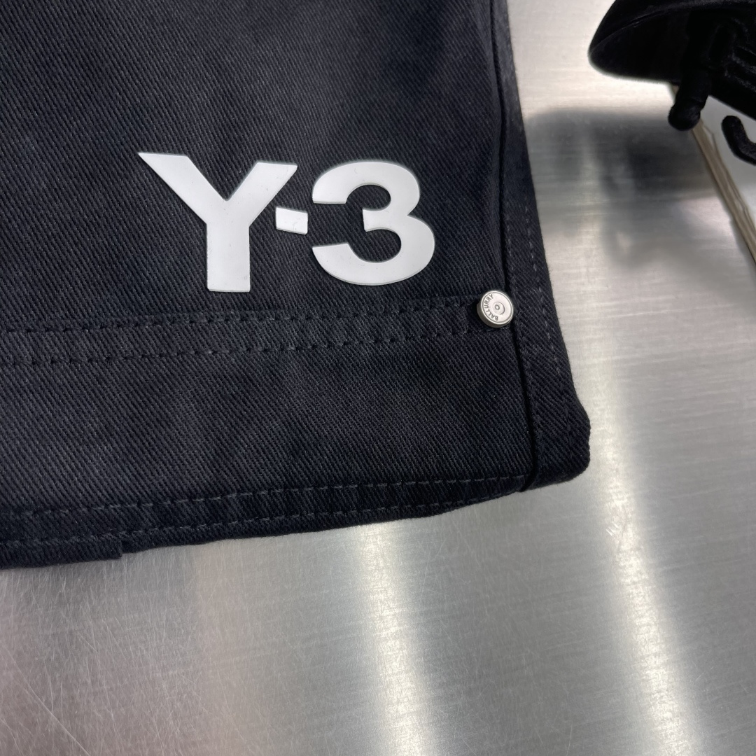-Y-3 26春夏新款休闲裤，进口高定面料，logo签名细节拉满，宽松版型 抽绳松紧腰，面料舒服 穿很合