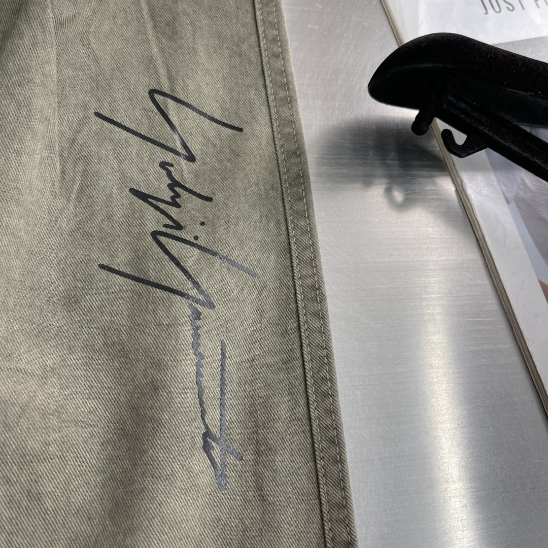 -Y-3 26春夏新款休闲裤，进口高定面料，logo签名细节拉满，宽松版型 抽绳松紧腰，面料舒服 穿很合