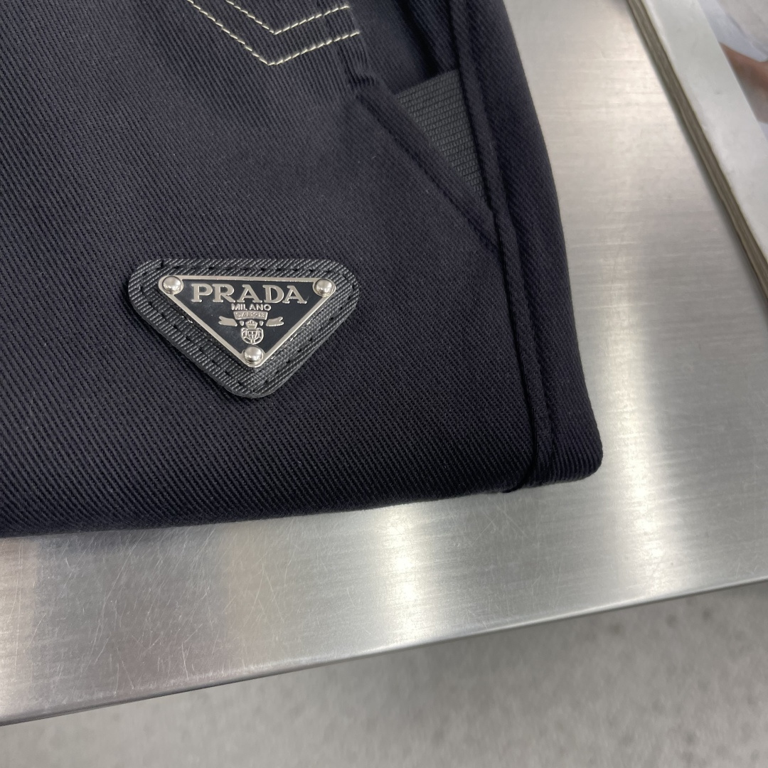 -PRAD 新款休闲裤，直筒版型 三角标设计 经典百搭，进口面料 弹性好 穿着舒适，裤型挺括 修饰腿型 