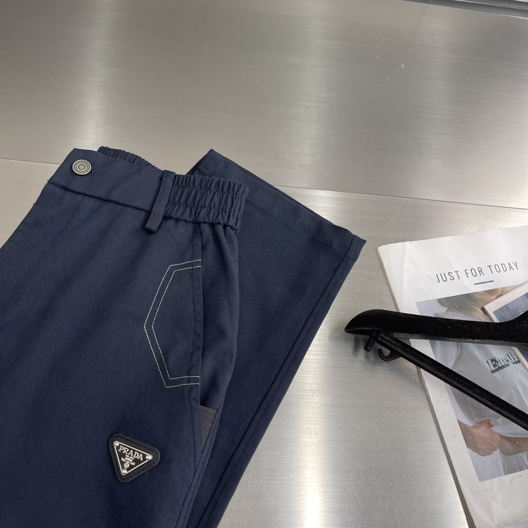 -PRAD 新款休闲裤，直筒版型 三角标设计 经典百搭，进口面料 弹性好 穿着舒适，裤型挺括 修饰腿型 