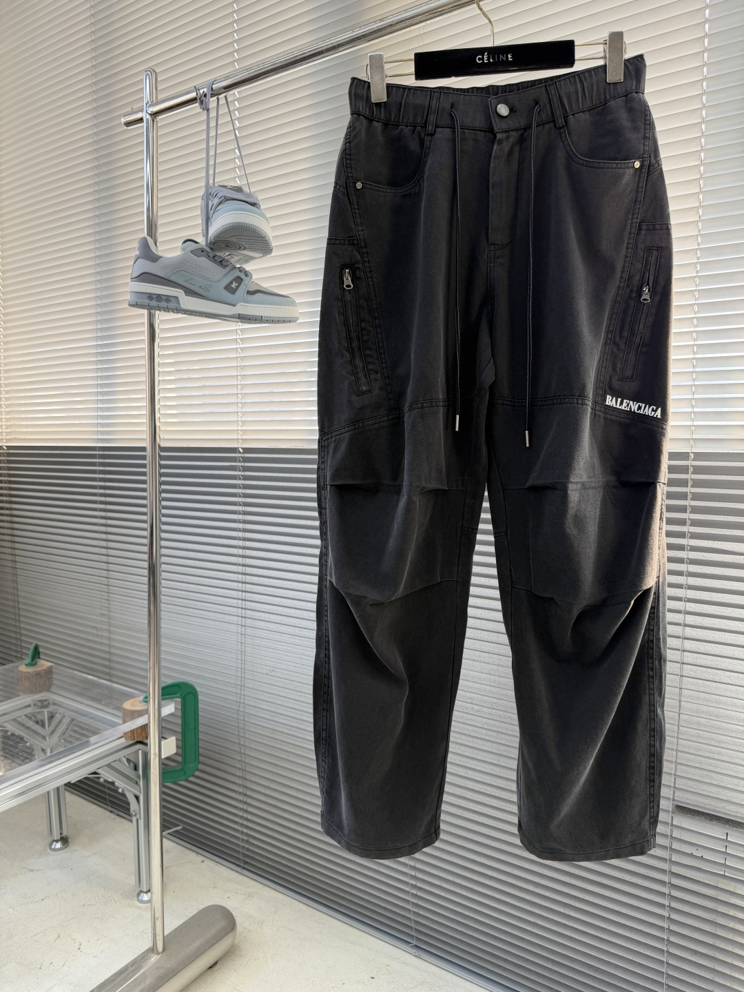 -Balenciag 26春夏新款工装裤，进口高定面料，宽松直筒版型，多口袋设计，腰部松紧抽绳 ，面料亲