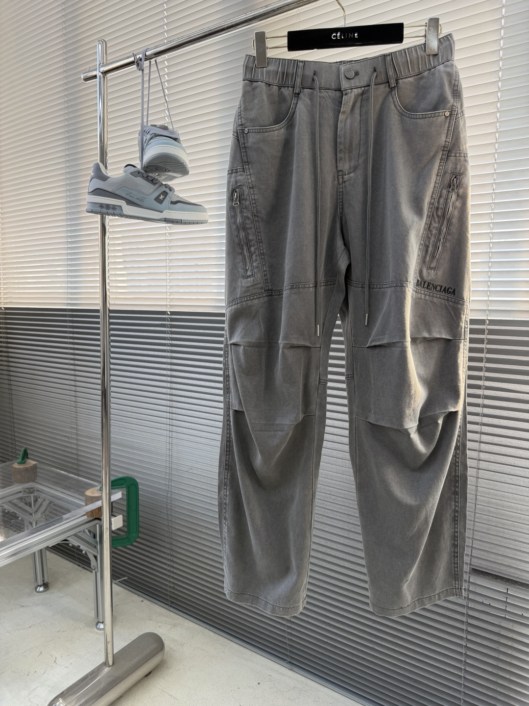 -Balenciag 26春夏新款工装裤，进口高定面料，宽松直筒版型，多口袋设计，腰部松紧抽绳 ，面料亲