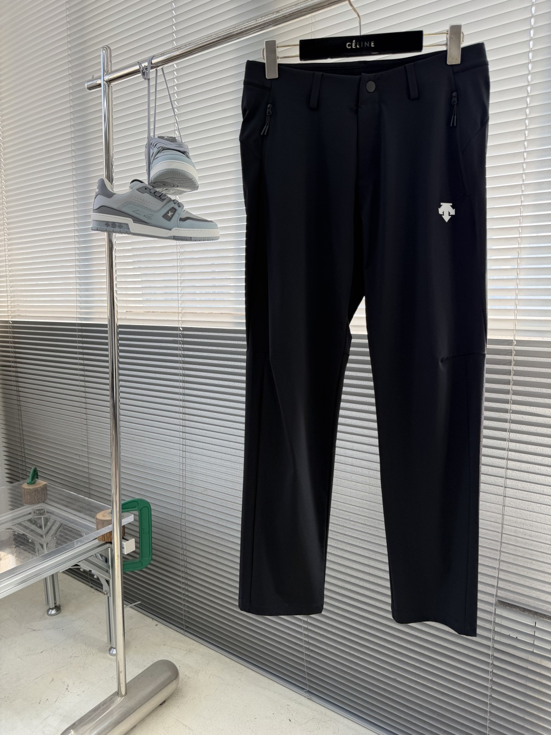-迪桑特 男士速干运动长裤利落的版型设计，勾勒出男士的洒脱身姿，简约而不失格调。面料是这条裤子的灵魂所在