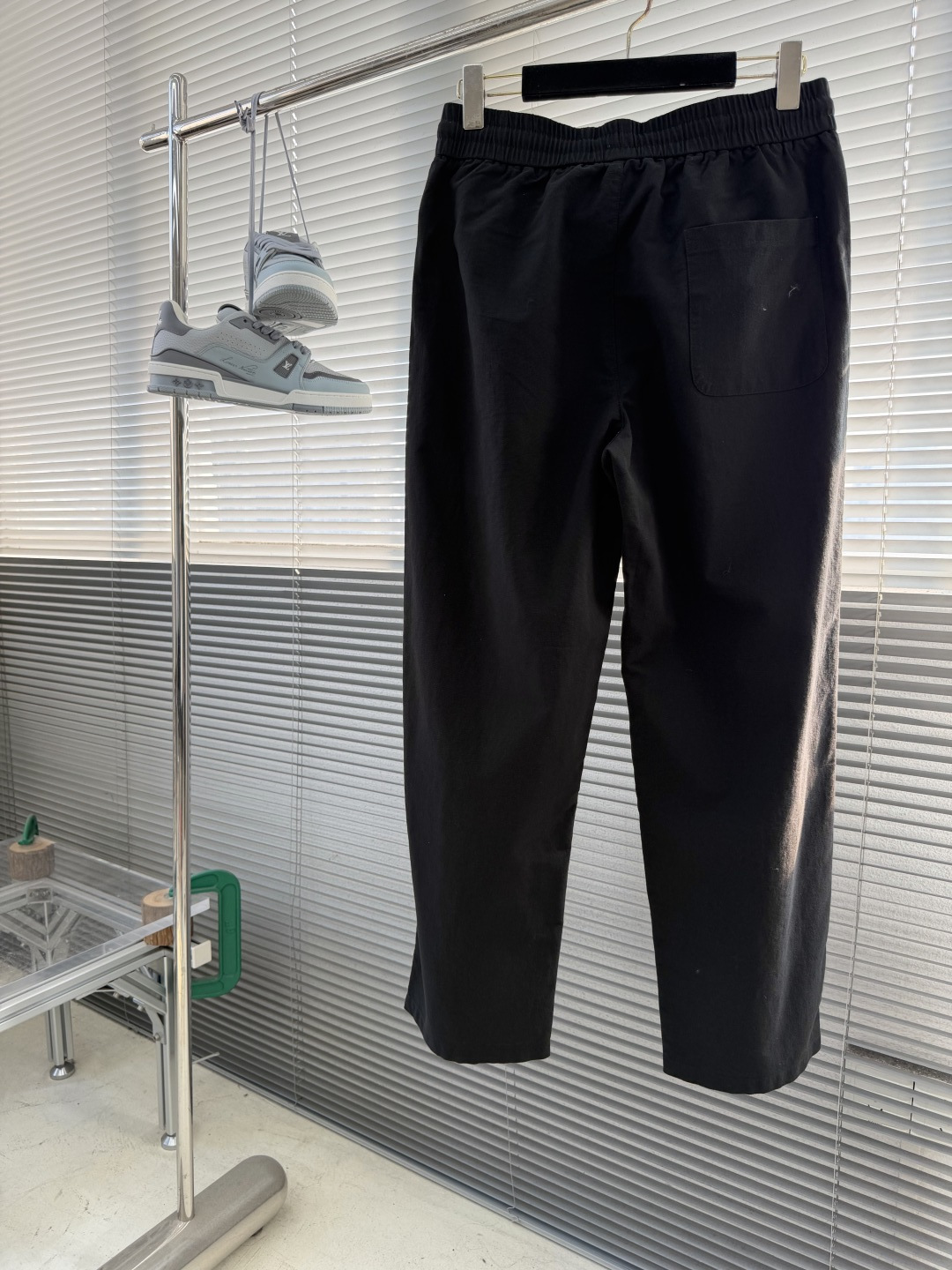 -loro Piana 春季上新.亚麻老钱风绣花logo休闲长裤！定制品牌金属logo！细节拉满！成分：