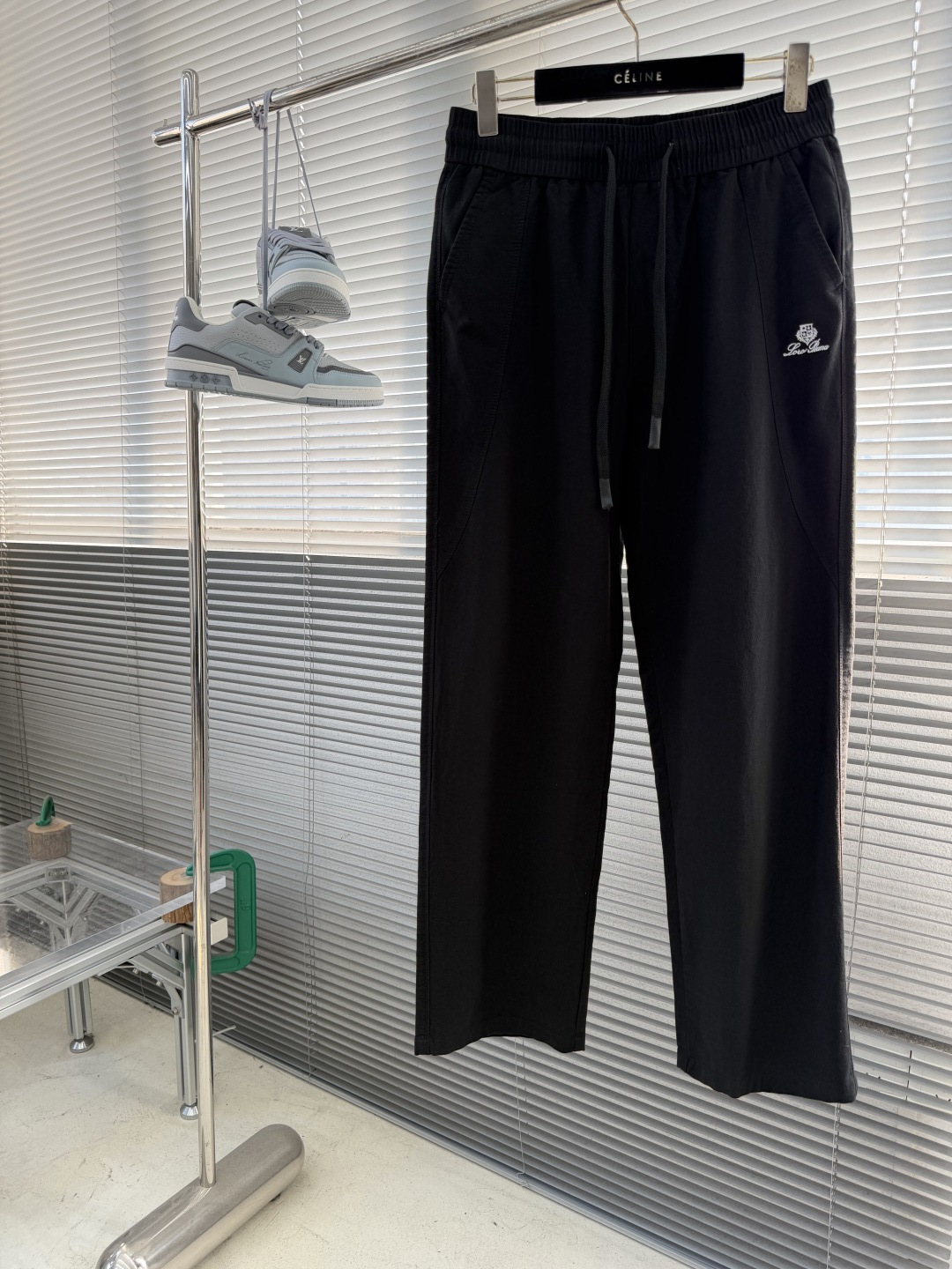 -loro Piana 春季上新.亚麻老钱风绣花logo休闲长裤！定制品牌金属logo！细节拉满！成分：