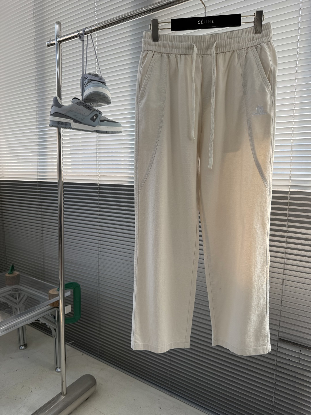-loro Piana 春季上新.亚麻老钱风绣花logo休闲长裤！定制品牌金属logo！细节拉满！成分：