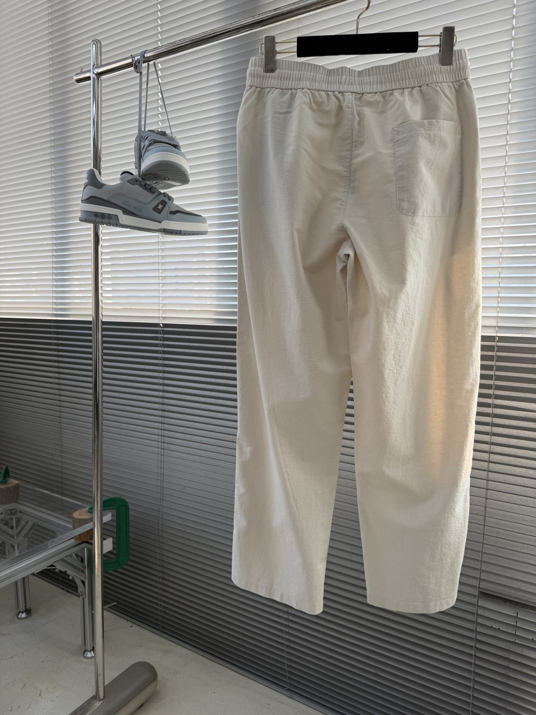 -loro Piana 春季上新.亚麻老钱风绣花logo休闲长裤！定制品牌金属logo！细节拉满！成分：