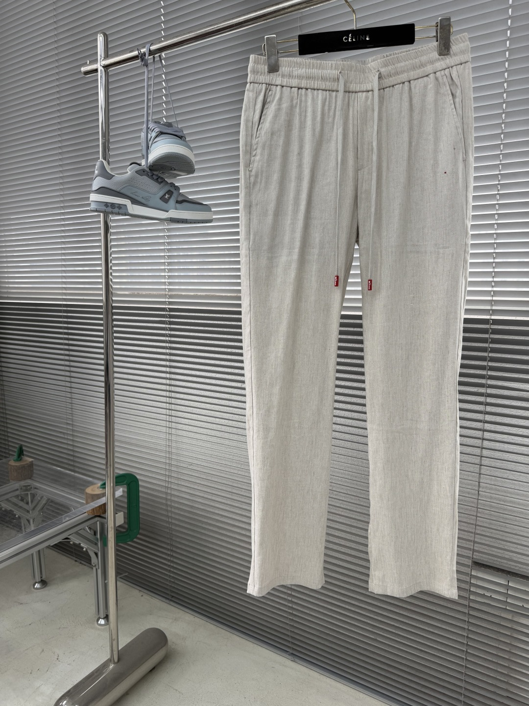 NO:909001,-Kiton high-end men's cotton and linen casual pants 26ss spring and summer new style Linen items are constantly reincarnated in the fashion field. They have super high matching and affinity, and are favored by modern urbanites!  In terms of design tone, it continues to follow the minimalist line of the K family, with rich details and elements. The classic red rope head is a soul-like interpretation, which greatly enriches the overall visual effect and effectively flaunts the brand identity, adding a bit of spontaneity and elegance!  The linen fabric provided by customers is carefully selected and washed with a special process. It perfectly combines comfort and texture beauty. It has excellent skin-friendliness, has a natural ice feel, has excellent smooth drape, and its breathability is self-evident. It has a unique style of its own, which is visually very attractive and full of artistic conception!  The details are exquisite and elegant, and all the accessories are customized. The upper body effect is excellent, and it is full of light and luxurious aura. It can be mixed and matched in terms of outfits!  The fabric is made of 21.8 nylon + 67.2 viscose + 11 linen. Size 31-38 (37),,19860909-Kiton 高端男士棉麻休闲裤 26ss春夏新款 亚麻单品在时装领域不断轮回演绎,有着超高的搭配缘和亲和力,深受现代都市人士青睐！在设计基调方面继续沿袭了K家的极简路线,细节元素各自丰富发挥,经典红色绳头属于灵魂式的诠释,极大的丰富了整体视觉效果,且有力标榜了品牌身份,平添了几分随性与优雅！客供臻选亚麻面料,经特殊工艺水洗处理,完美兼具了舒适感与肌理美感,亲肤性绝佳,自带冰感,顺滑垂感性亦优越,透气性不言而喻.自成一派的独特风格,视觉方面相当耐看,意境十足！细节方面精致考究,辅料全系客供定制,上身效果极佳,满满的轻奢气场,穿搭方面混搭！ 面料采用21.8锦纶+67.2粘纤+11亚麻 尺码31-38（37）,,,Men's clothing
