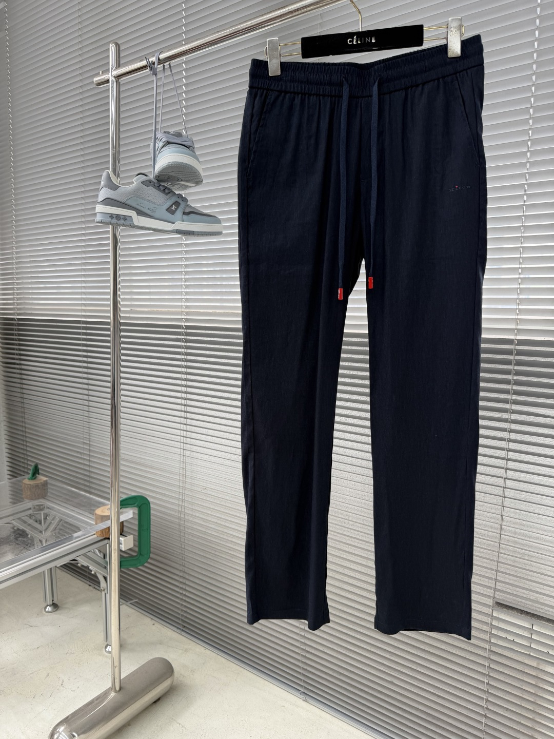 NO:908996,-Kiton high-end men's cotton and linen casual pants 26ss spring and summer new style Linen items are constantly reincarnated in the fashion field. They have super high matching and affinity, and are favored by modern urbanites!  In terms of design tone, it continues to follow the minimalist line of the K family, with rich details and elements. The classic red rope head is a soul-like interpretation, which greatly enriches the overall visual effect and effectively flaunts the brand identity, adding a bit of spontaneity and elegance!  The linen fabric provided by customers is carefully selected and washed with a special process. It perfectly combines comfort and texture beauty. It has excellent skin-friendliness, has a natural ice feel, has excellent smooth drape, and its breathability is self-evident. It has a unique style of its own, which is visually very attractive and full of artistic conception!  The details are exquisite and elegant, and all the accessories are customized. The upper body effect is excellent, and it is full of light and luxurious aura. It can be mixed and matched in terms of outfits!  The fabric is made of 21.8 nylon + 67.2 viscose + 11 linen, size 30-38 (37),,19860909-Kiton 高端男士棉麻休闲裤 26ss春夏新款 亚麻单品在时装领域不断轮回演绎,有着超高的搭配缘和亲和力,深受现代都市人士青睐！在设计基调方面继续沿袭了K家的极简路线,细节元素各自丰富发挥,经典红色绳头属于灵魂式的诠释,极大的丰富了整体视觉效果,且有力标榜了品牌身份,平添了几分随性与优雅！客供臻选亚麻面料,经特殊工艺水洗处理,完美兼具了舒适感与肌理美感,亲肤性绝佳,自带冰感,顺滑垂感性亦优越,透气性不言而喻.自成一派的独特风格,视觉方面相当耐看,意境十足！细节方面精致考究,辅料全系客供定制,上身效果极佳,满满的轻奢气场,穿搭方面混搭！ 面料采用21.8锦纶+67.2粘纤+11亚麻 尺码30-38（37）,,,Men's clothing