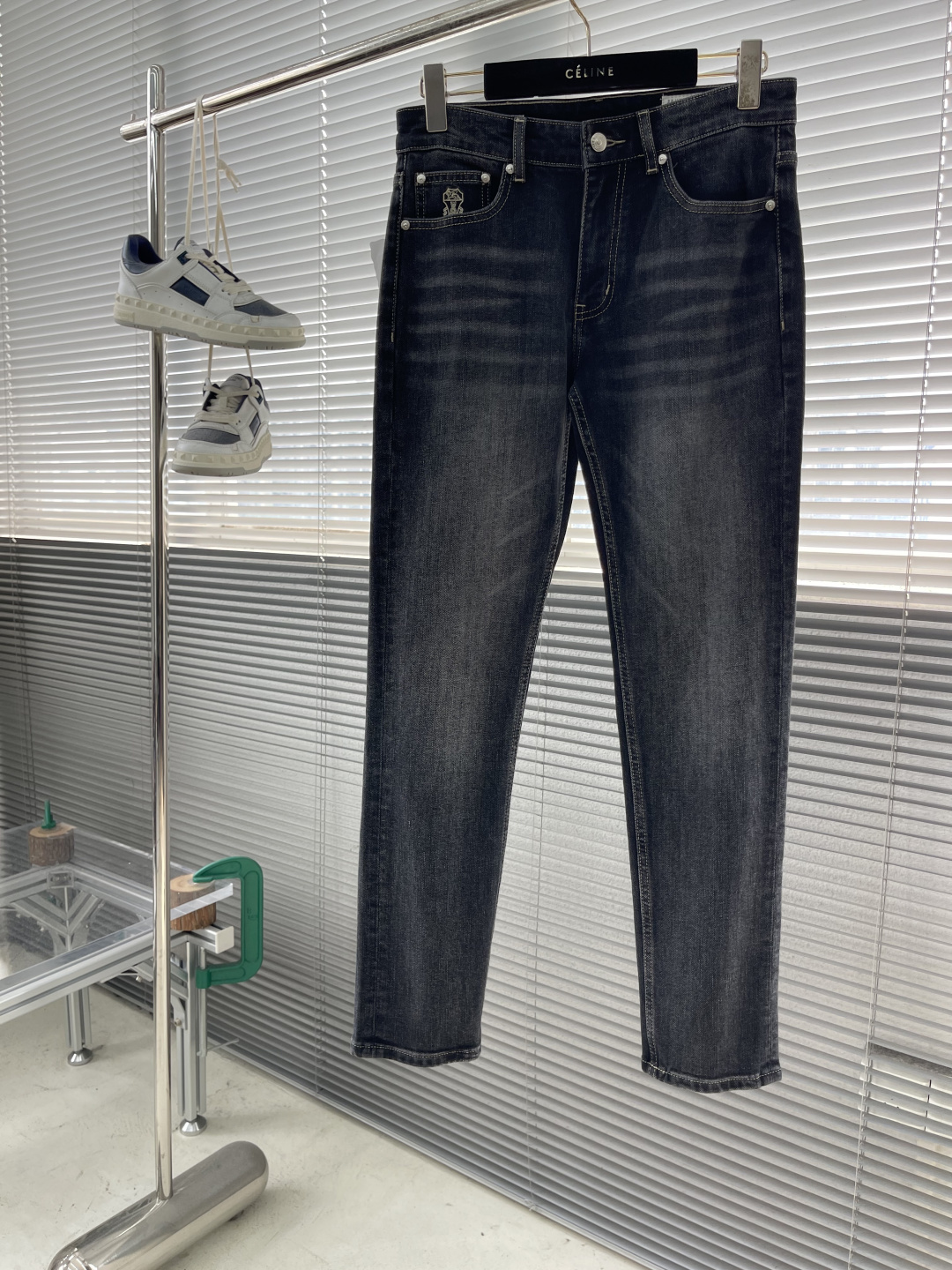 NO:870351,-BC 26 spring and summer thin denim trousers. Simple, light and luxurious style, slim fit, small straight cut design, versatile business jeans for men's commuting! Simplicity is not simple. It symbolizes comfort and elegance! ! Full of style. Super stylish, simple and comfortable! It feels gentle and delicate, and the thickness is also designed to be thin for spring and summer. It is super soft and breathable, just suitable for this season. It is very high-end, rich in design, and the upper body effect is great! Produced by the original factory, the first recommendation in the industry, a good product that every brother should have, the main product of the counter n comes from the Z family's seasonal counter series, the star quality, the latest color matching, a fashionable and versatile holy item that must be in men's wardrobe! The simple design can completely calm down the impetuousness in a man's heart and add a unique fashion charm. It is more suitable for men who have experienced various vicissitudes of life! And the logo of the latest BC embroidery series is integrated into the front pocket. This series of items can be said to be completely tailor-made for urban men. In addition to being high-end classics, they also take into account fashionable temperament, showing a strong retro atmosphere and nostalgic style. It has a unique charm and full sense of style. It conveys personality and fashionable temperament charm in traditional high-standard business and leisure, highlights exquisiteness and fashionable charm, and highlights its own specifications and grades. It is a must-have classic high-end BC series item. Size 29-38 (35, 37),,jeans,19860909-BC 26春夏薄款牛仔长裤.简约轻奢范修身小直筒版型裁剪设计男士通勤百搭商务牛仔裤！ 简约不简单.象征着舒适、优雅！！十足腔调.超有型,简洁舒适！手感温和、触感细腻,厚度也为春夏薄款设计,超柔和透气,正适合这个时节,非常高档,及其富有设计感,上身效果非常棒！原厂代工出品,业内首发推荐,每个兄弟都应该配置的好货,专柜主打产品n来自Z家族当季专柜系列明星质感最新配色男士衣櫉里必备的时尚百搭圣品！ 简约的设计,它可以将男人心中那种浮躁彻底沉淀,增添那种独特的时尚魅力,它更加适合那种已经经历过各种沧桑岁月的男士！并且前口袋部其中融入了最新的BC刺绣系列的标志,这个系列的单品可以说是完全为都市型男量身定做,高级经典之外,并且兼顾时髦气质,尽显浓郁的复古气息和怀旧风情,有着一股独特的韵味,格调感十足,与传统的高规商务休闲中,传递个性与时髦气质魅力,凸显精致与时尚魅力,彰显自身的规格档次所在.必入的经典高端BC系列单品 尺码29-38（35、37）,,jeans,,Men's clothing