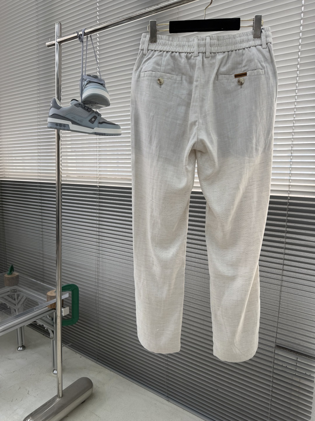 NO:909017,-Z ZegnOasi Lino new linen trousers. These linen trousers are made of fully traceable Zegna Oasi Lino oasis linen fabric. The natural texture of the linen fabric makes these trousers exude authentic charm. It adopts a fashionable front pleatless silhouette, elastic waistband with inner drawstring, comfortable to wear, fitted version, straight trousers, front pleatless design, elastic waistband, more advanced. Fabric 77 Lyocell 23 linen  Size 30-40 (37.39),,zegna,19860909-Z ZegnOasi Lino绿洲新款亚麻长裤 这款亚麻长裤选用完全可追溯的杰尼亚Oasi Lino 绿洲亚麻面料制成,亚麻织物的天然纹理令此款长裤散发本真魅力,采用时尚正面无褶廓形,松紧腰带设有内抽绳,穿着舒适,合身版型,直筒裤脚,正面无褶设计,松紧腰带 更显高级 面料77莱赛尔 23亚麻 尺码30-40（37.39）,,zegna,,Men's clothing