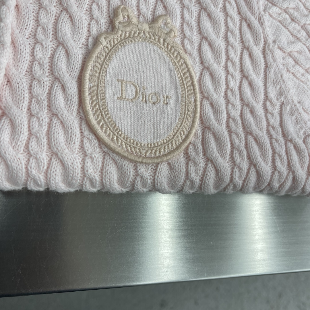 -Dio   26ss新款短袖针织衫饰以 Dio* Médaillon 标志，呼应 Dio* 沙龙十八世
