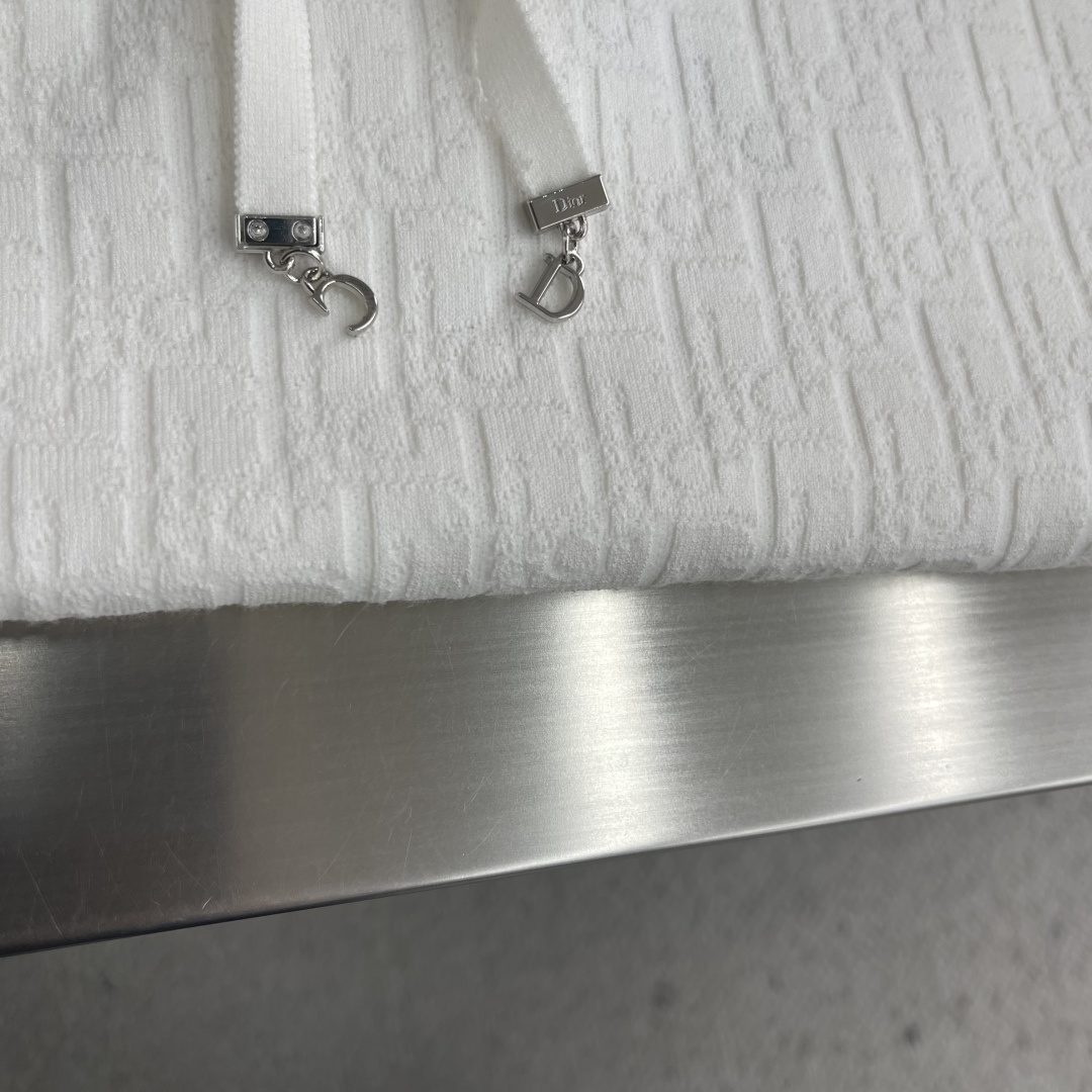 -Dio    26ss新款针织衫重新诠释 Dio* 休闲优雅的经典标识。采用科技面料精心制作，饰以同色