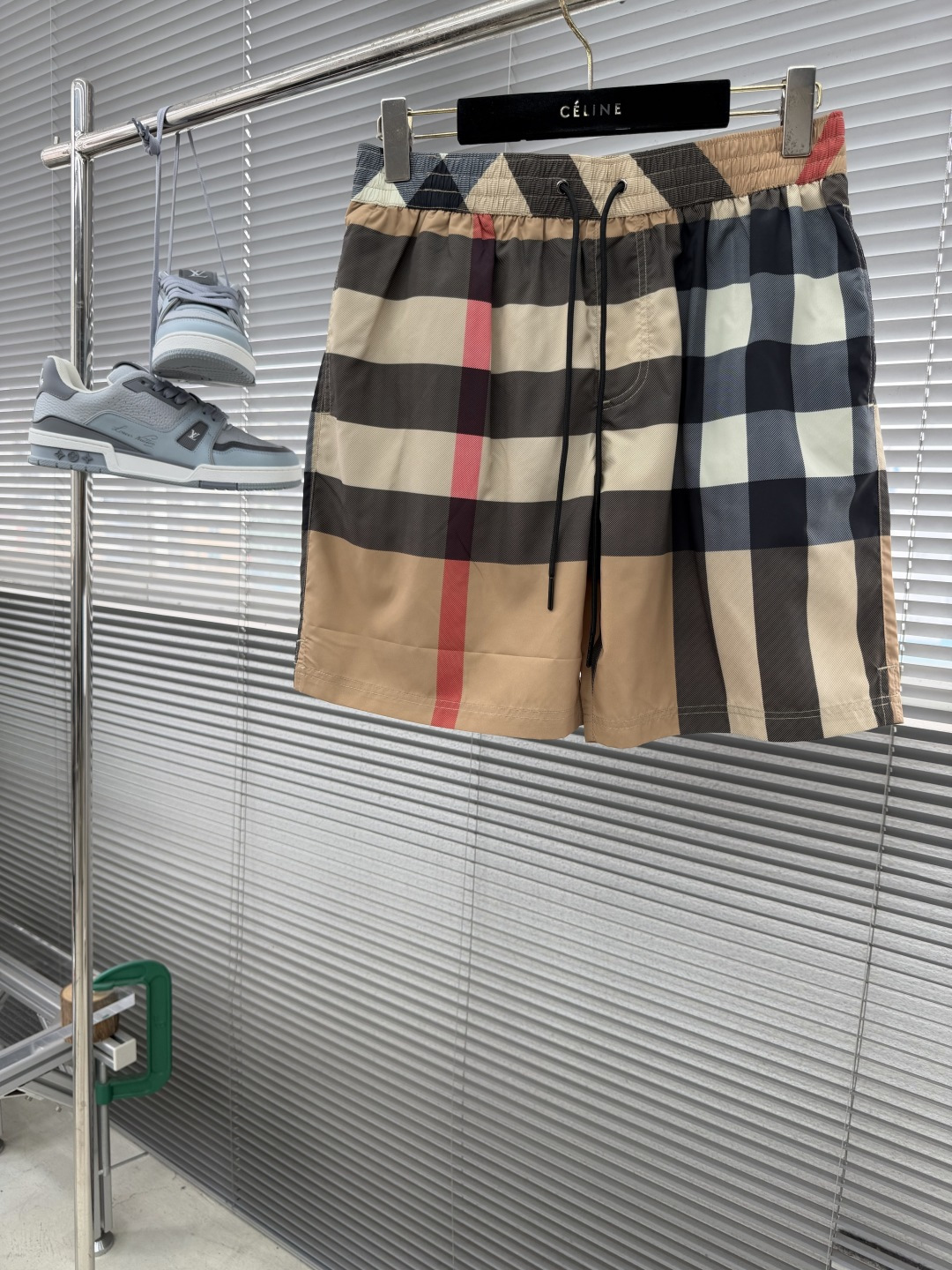 NO:836367,-BBR's new drawstring swimming trunks, decorated with worsted Bur plaid. It presents a casual fit and is matched with mesh lining. Size S.M.L.19860909-BBR新款抽绳式游泳裤,装饰精纺 Bur 格纹.呈现休闲版型,搭配网眼内衬. 码数S.M.L.XL 裤长45464748 腰围76808488 坐围 108 112 116120,,burberry,,Men's clothing